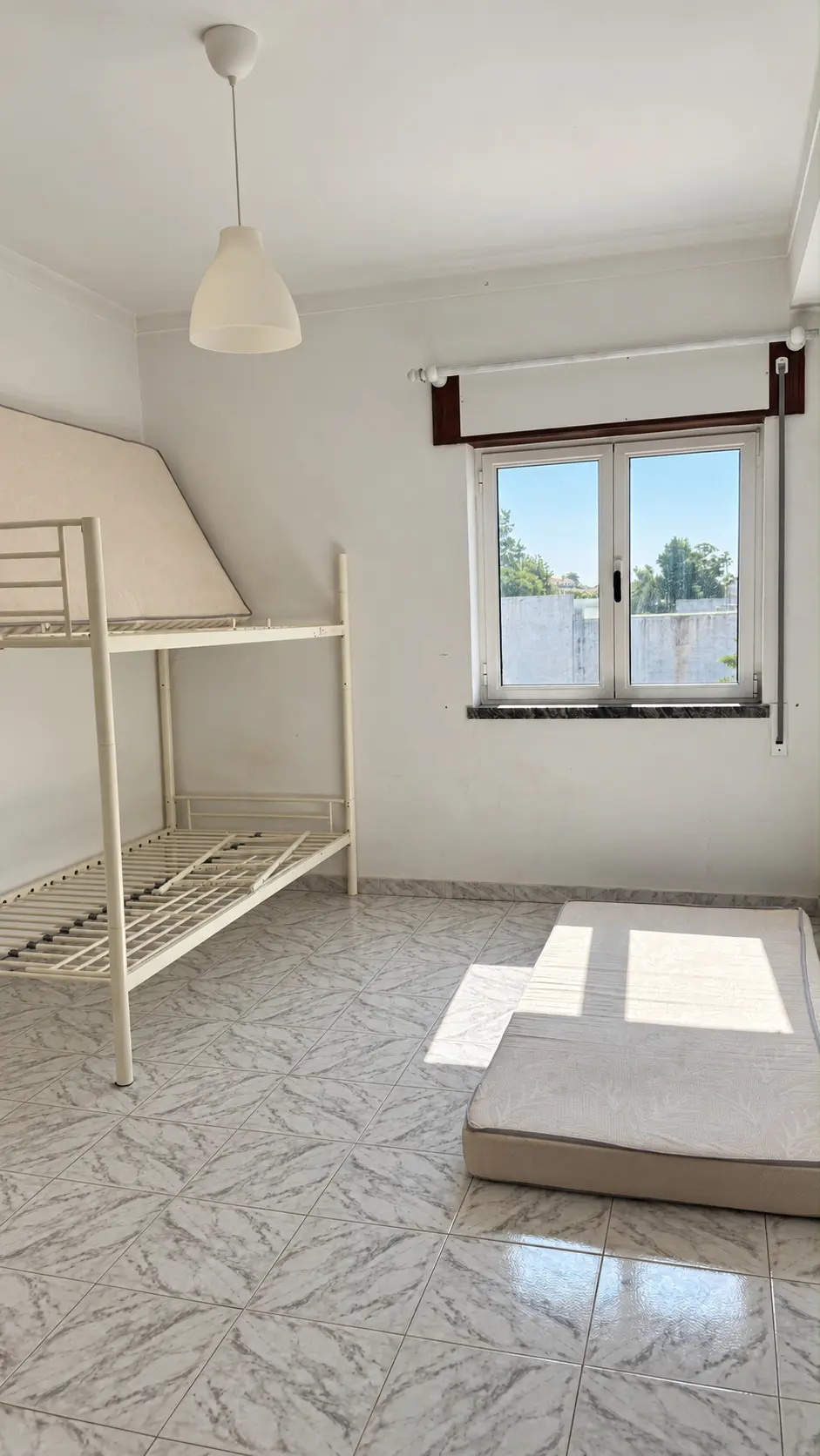 Quarto coletivo feminino — capacidade informada de quatro camas
